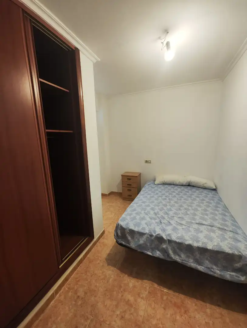 Dormitori de Apartament de lloguer en Santiago de Compostela  amb Calefacció, Parquet i Moblat