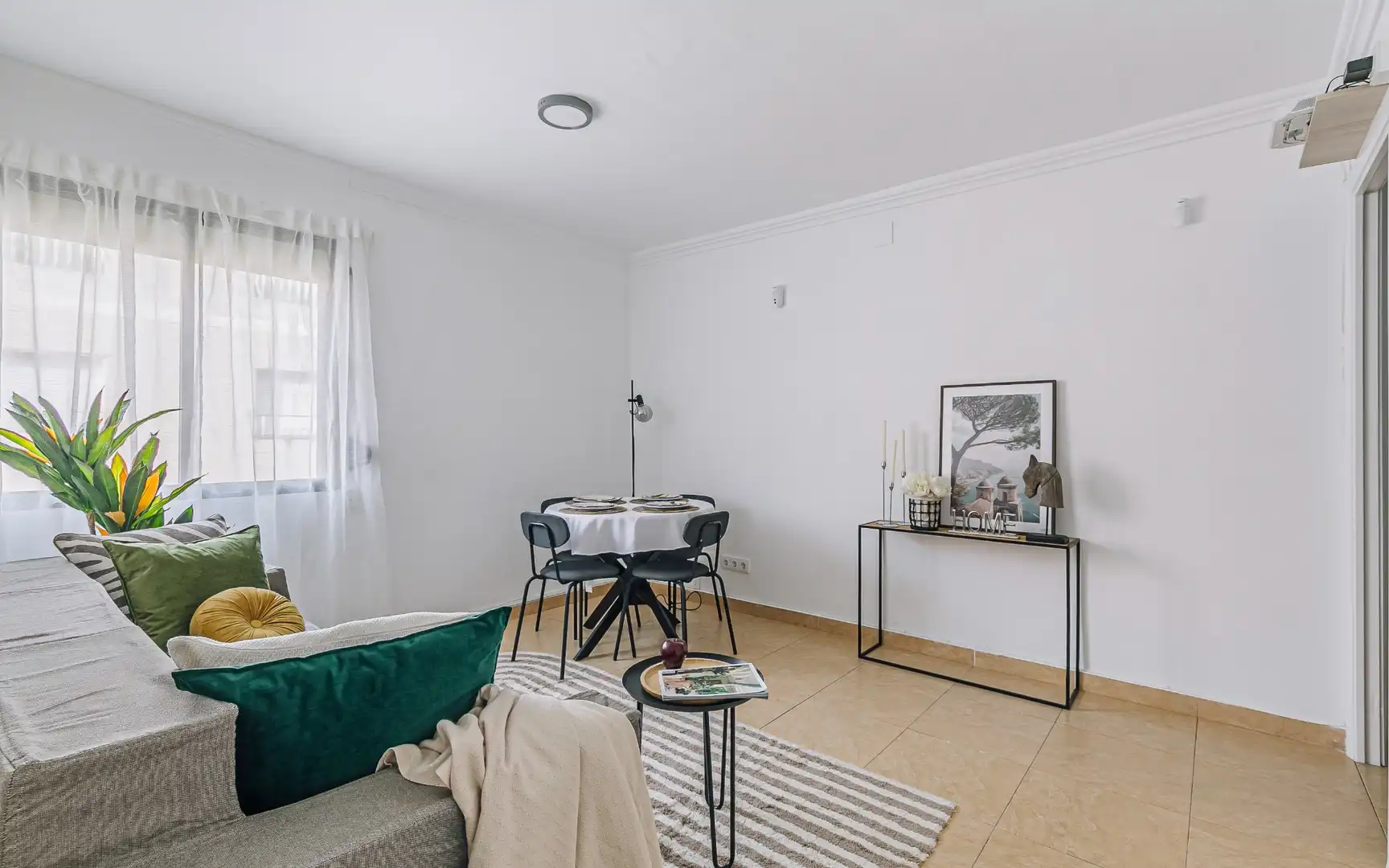 Sala d'estar de Pis en venda en Santa Coloma de Gramenet amb Moblat