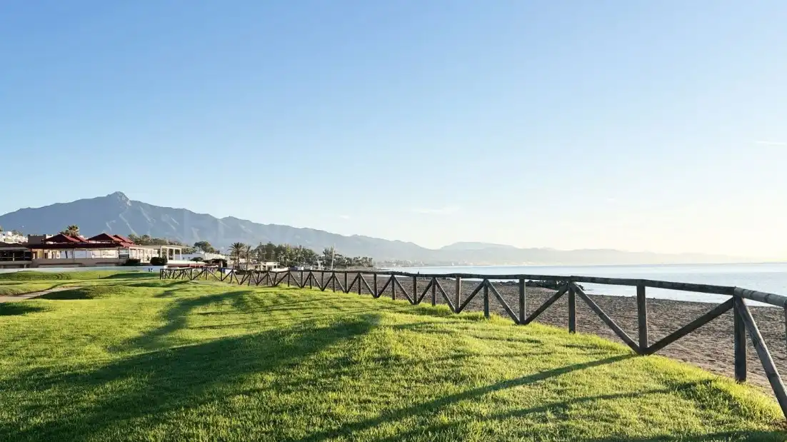 Einfamilien-Reihenhaus zum Verkauf in Marbella mit Klimaanlage, Privatgarten und Terrasse