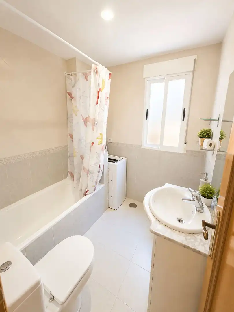 Badezimmer von Wohnung zur Miete in Almuñécar mit Möbliert und Balkon