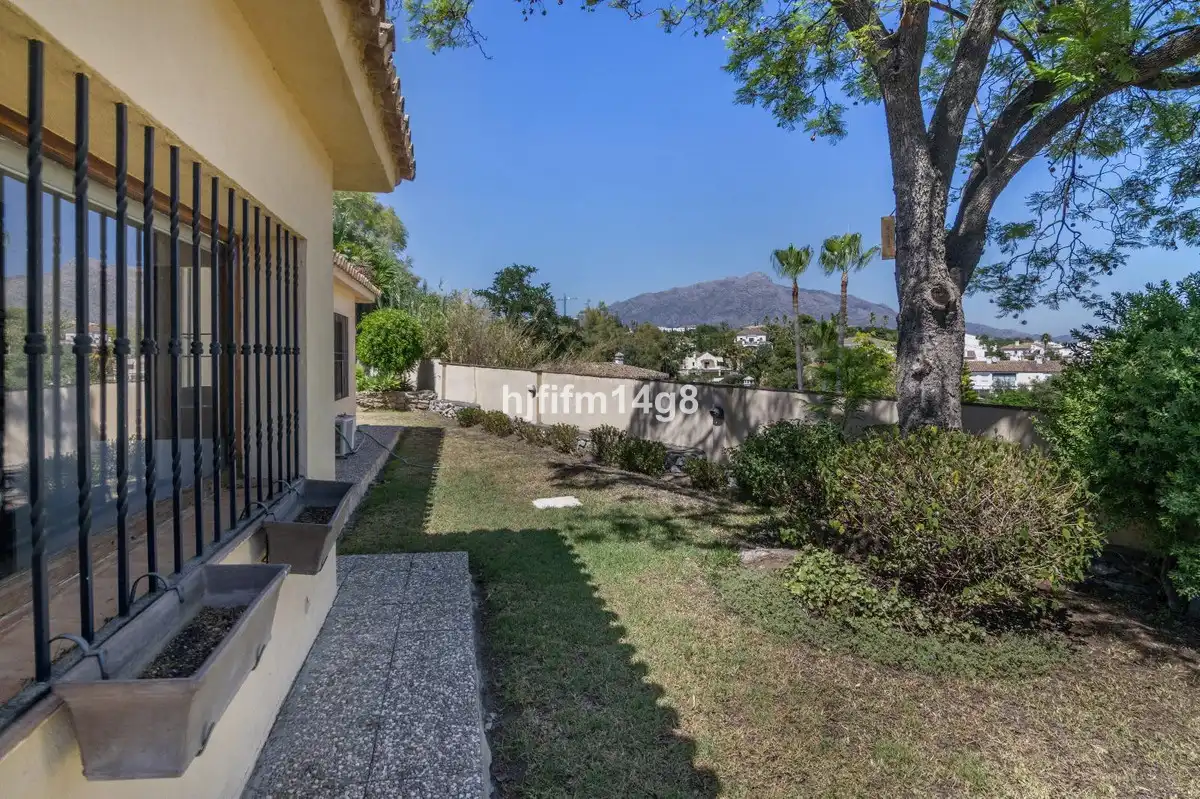 Detached house with garden for sale in Calle Benahavis, imagen 2