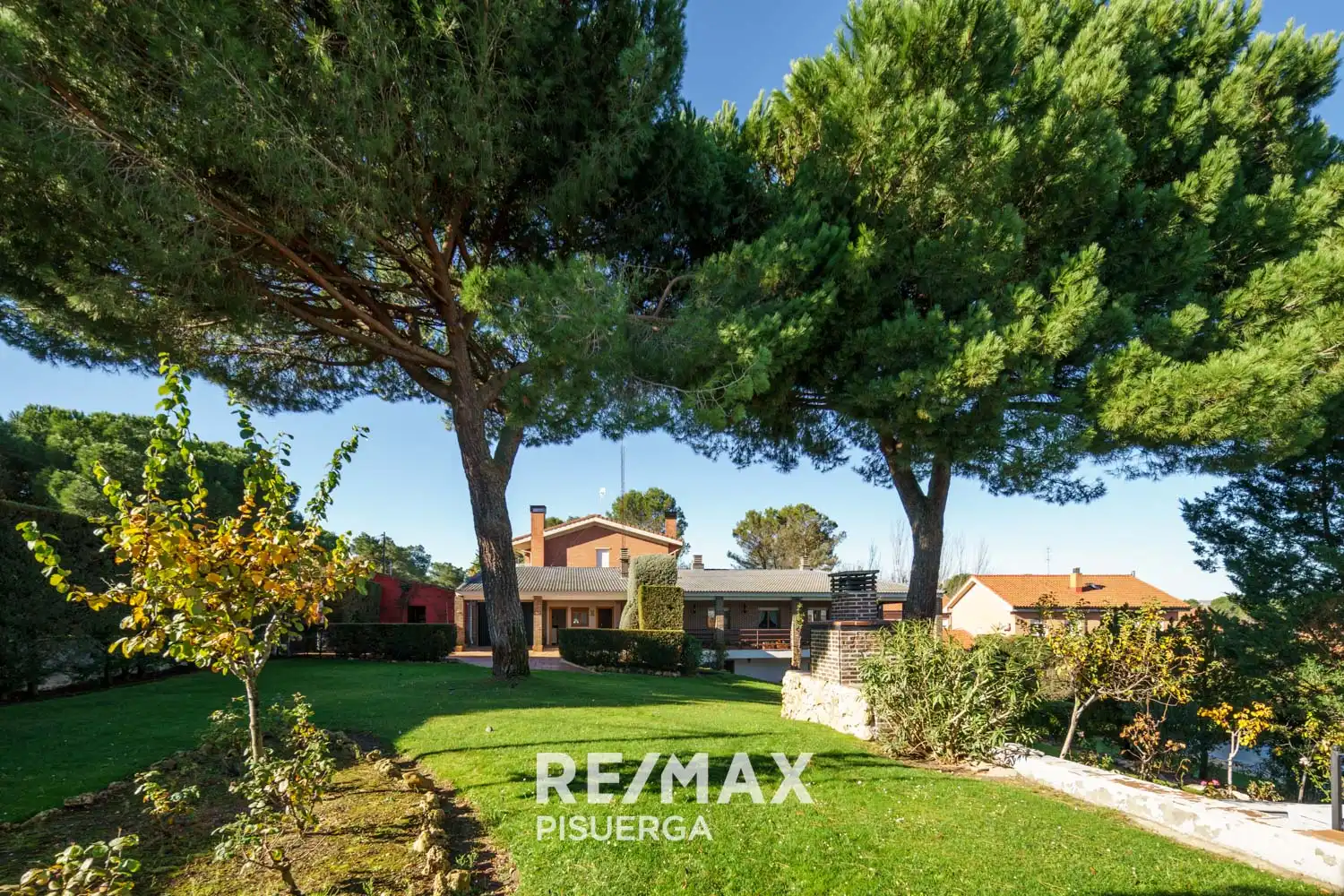 Vista exterior de Casa o xalet en venda en Tudela de Duero amb Calefacció, Jardí privat i Terrassa
