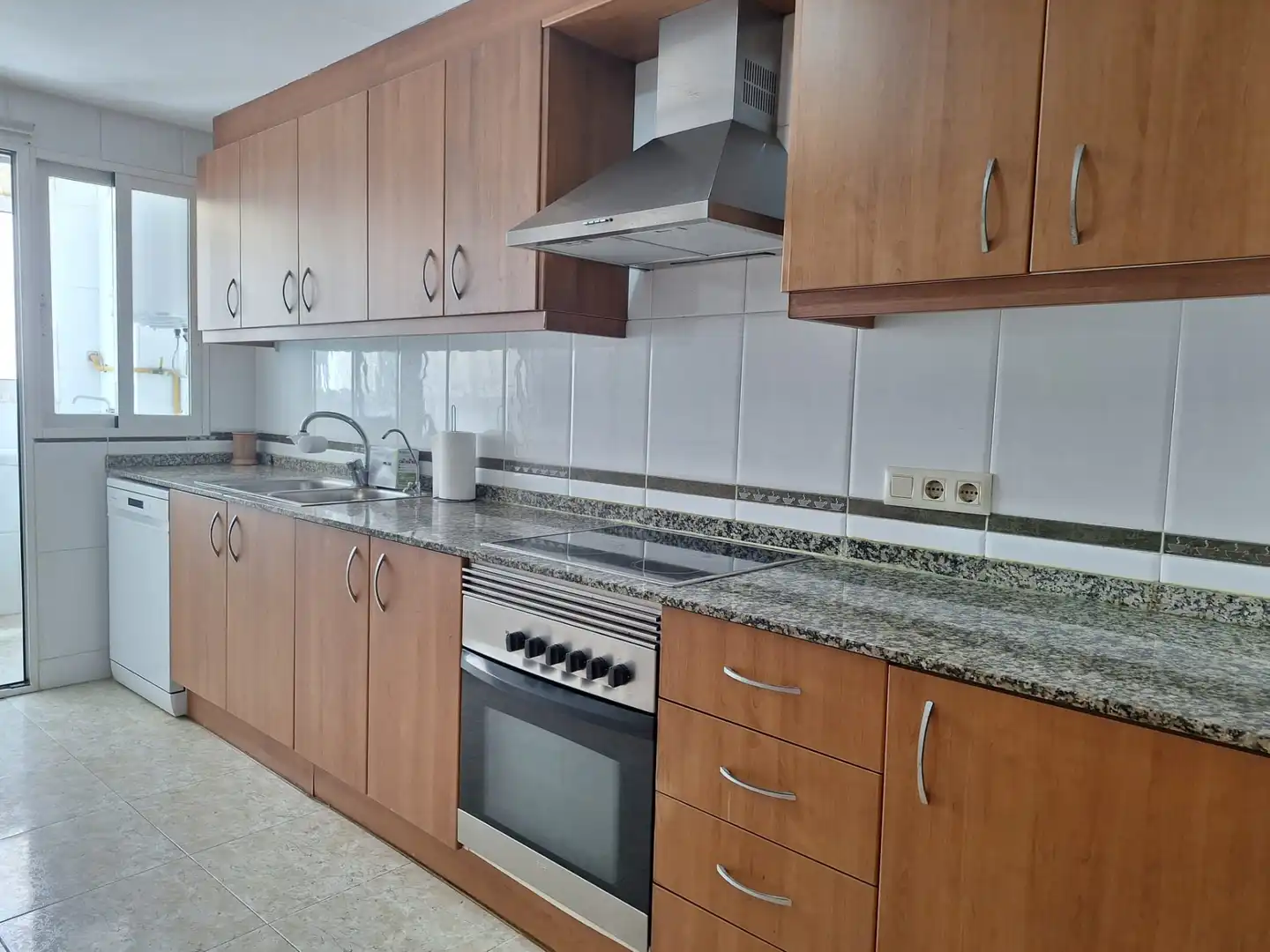 Küche von Wohnung zur Miete in Valencia mit Ofen und Waschmaschine