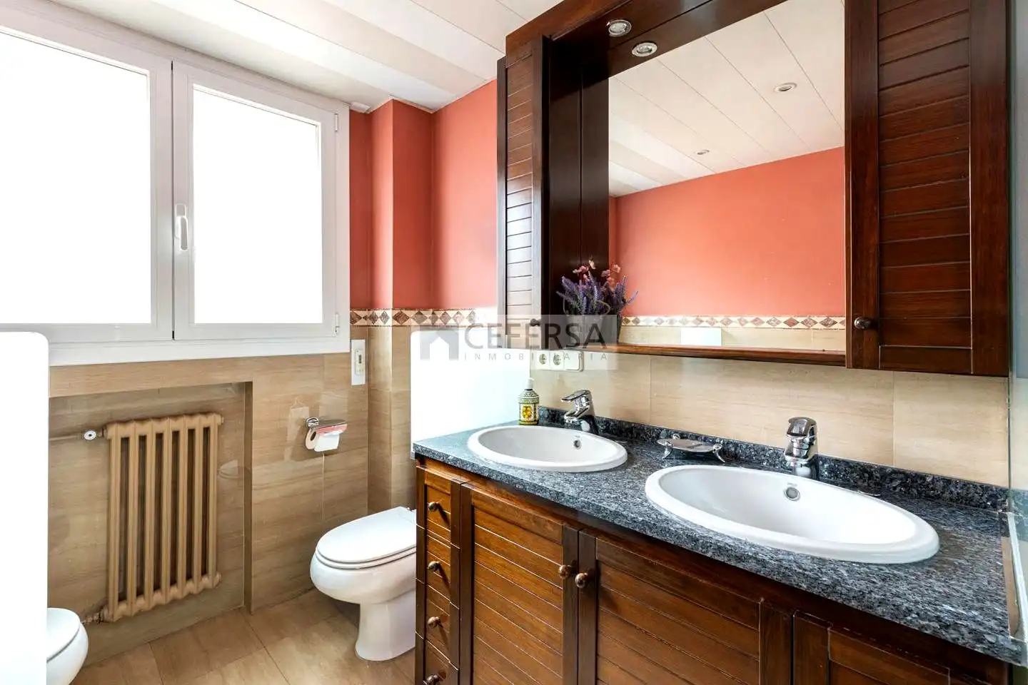 Badezimmer von Wohnung zum Verkauf in Barcelona mit Heizung, Parkett und Terrasse