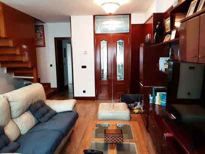 Sala d'estar de Dúplex en venda en Etxebarri amb Calefacció i Moblat