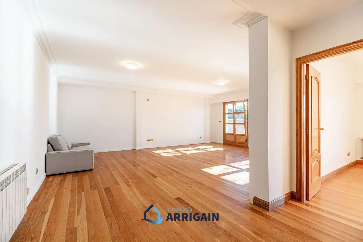 Sala d'estar de Casa adosada en venda en Donostia - San Sebastián  amb Calefacció, Jardí privat i Terrassa