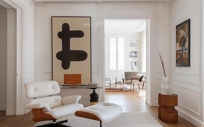 Sala d'estar de Pis en venda en  Madrid Capital amb Aire condicionat, Parquet i Terrassa