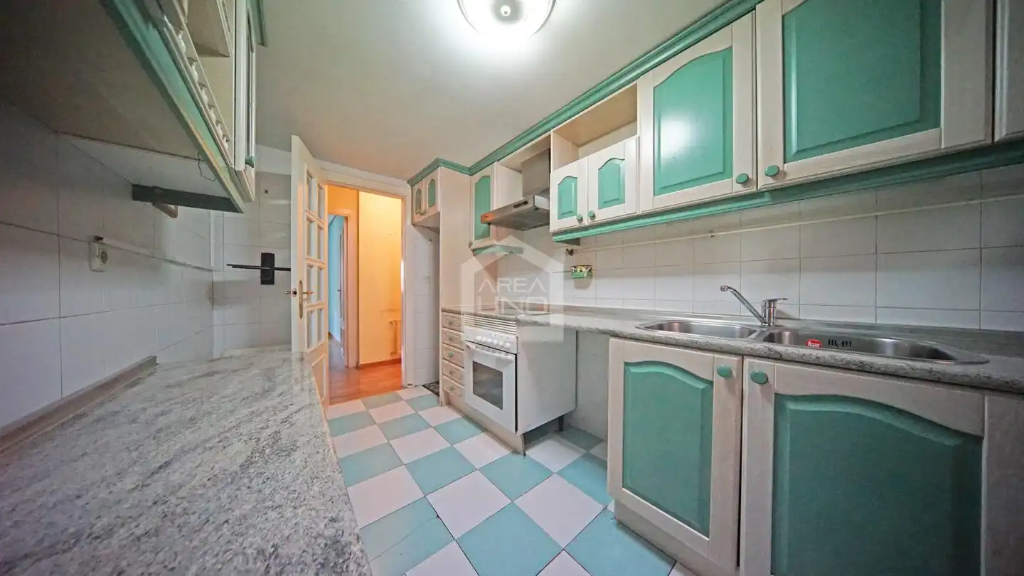 Cocina de Piso en venta en Madrid con Calefacción
