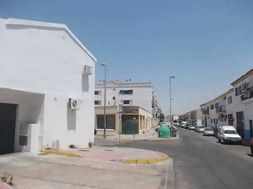 Vista exterior de Garatge en venda en Dos Hermanas