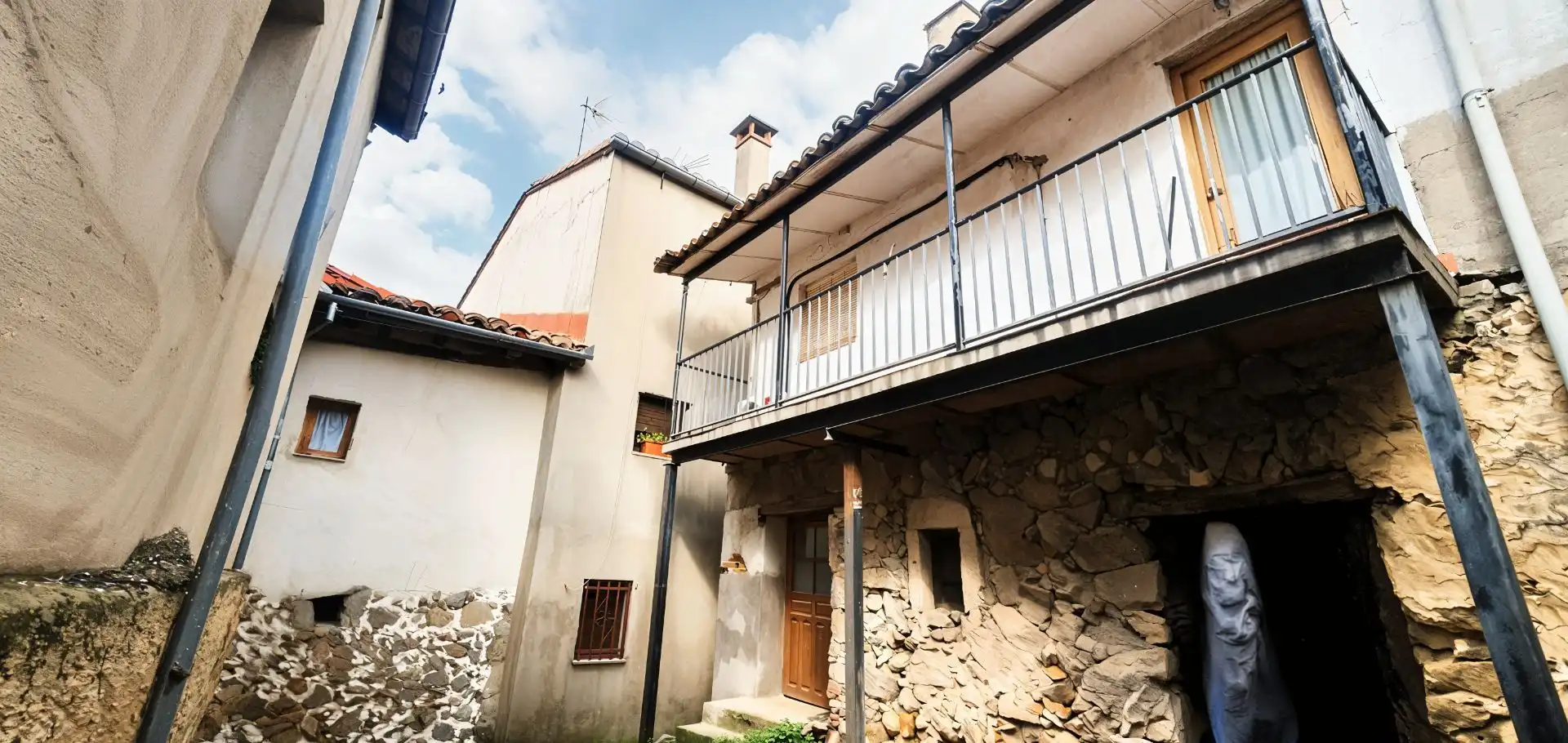Vista exterior de Casa o xalet en venda en Candeleda amb Aire condicionat i Jardí privat