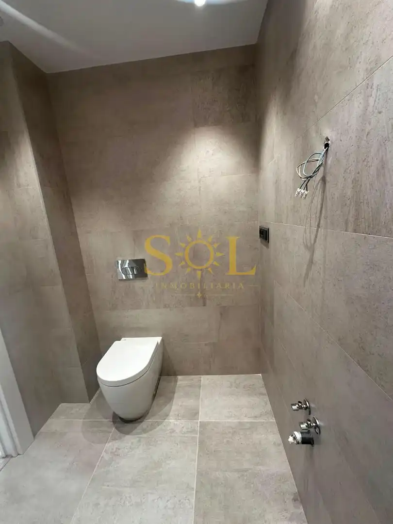 Badezimmer von Wohnung zur Miete in León Capital  mit Klimaanlage, Heizung und Parkett