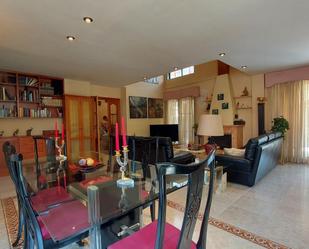 Sala d'estar de Casa o xalet en venda en Sagunto / Sagunt amb Calefacció, Jardí privat i Terrassa