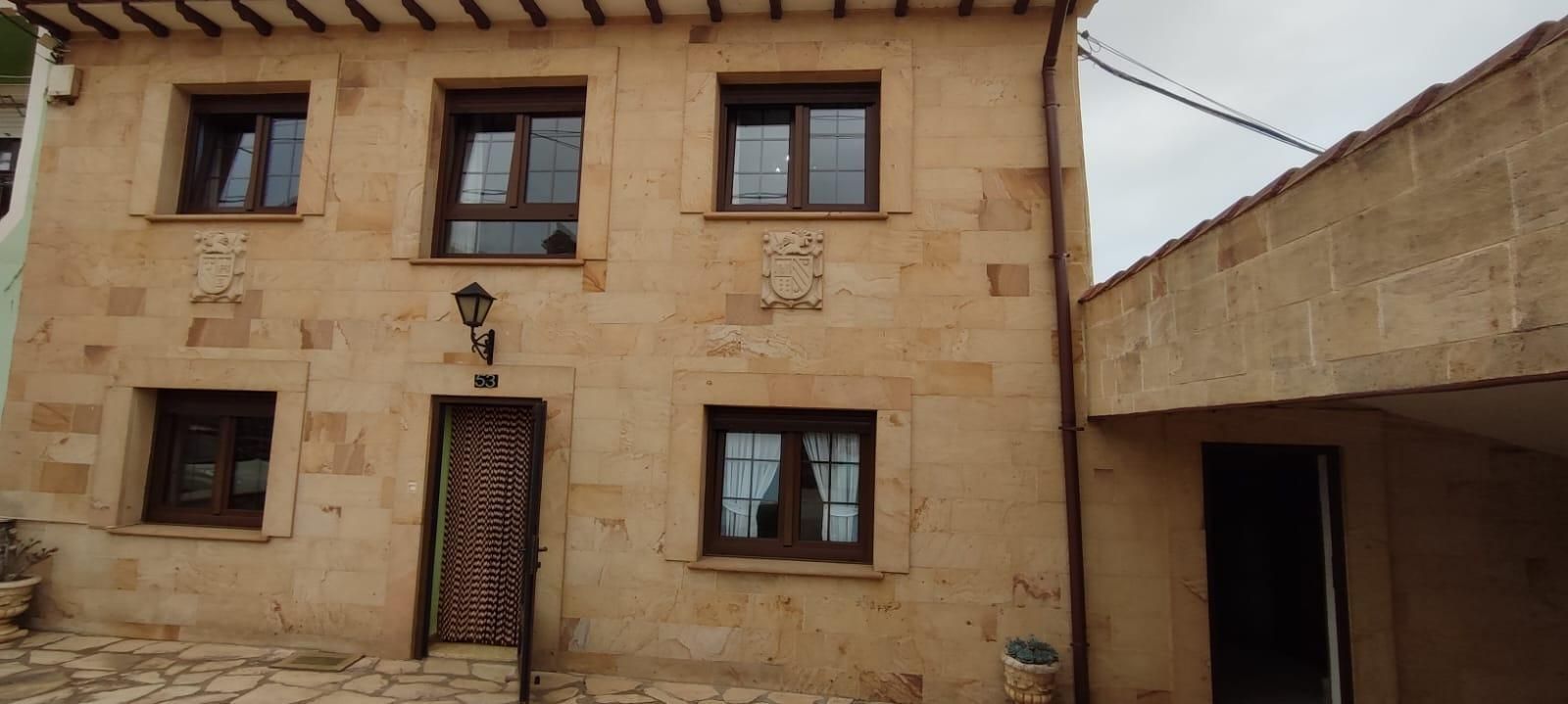 Außenansicht von Haus oder Chalet zum verkauf in Santillana del Mar mit Heizung und Terrasse