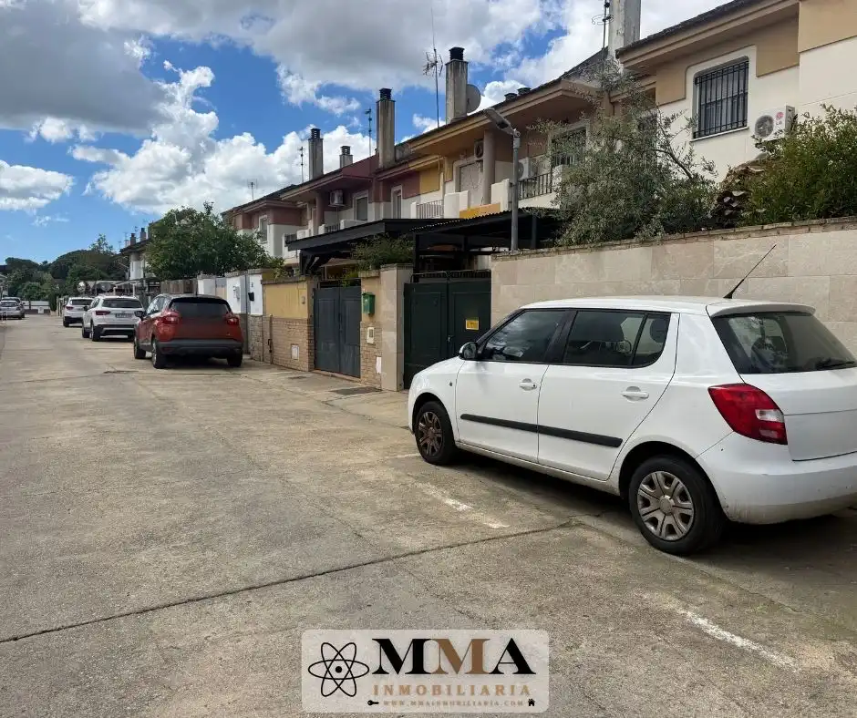 Aparcament de Casa adosada en venda en Aljaraque amb Calefacció