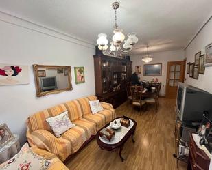 Sala d'estar de Pis en venda en  Albacete Capital amb Calefacció, Parquet i Moblat