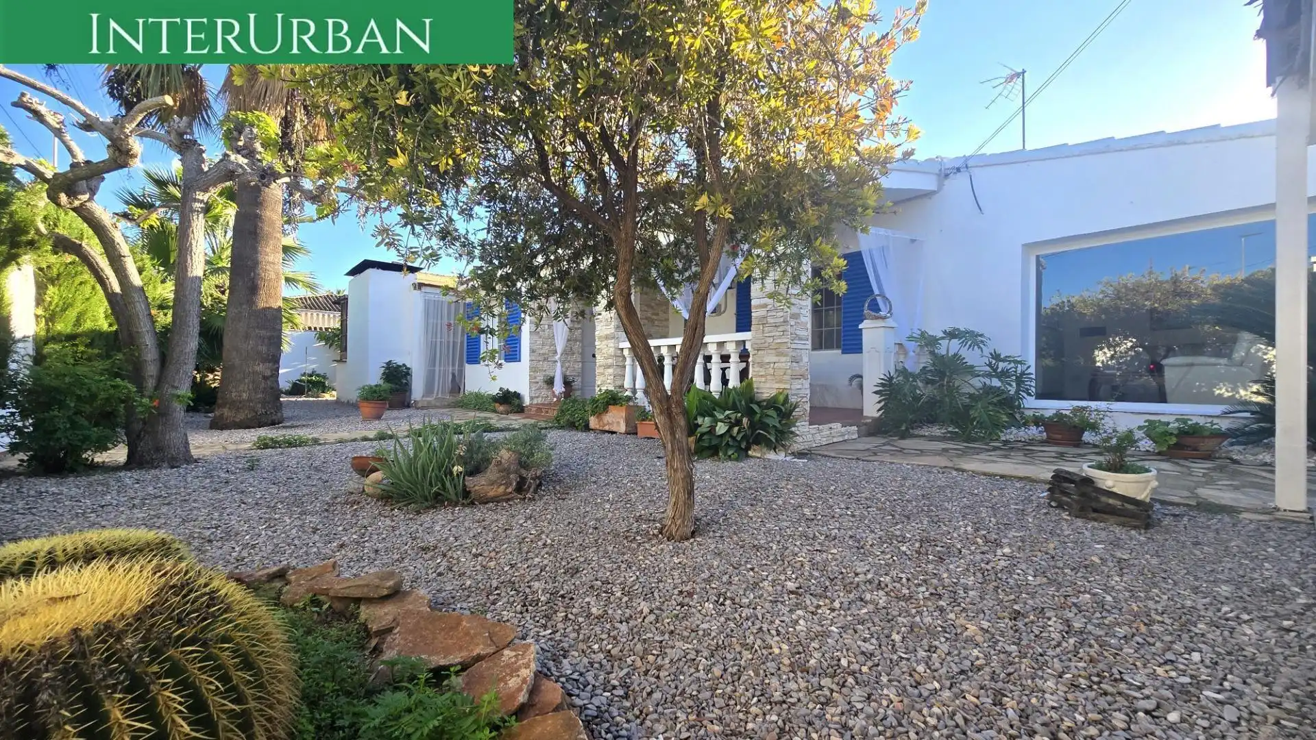 Vista exterior de Casa o xalet en venda en La Pobla de Vallbona amb Aire condicionat, Calefacció i Jardí privat