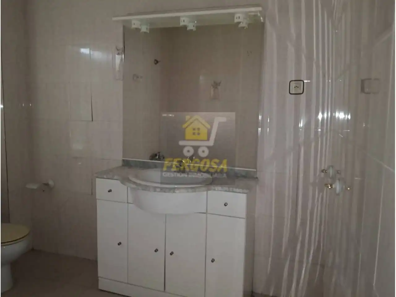 Badezimmer von Geschaftsraum zum Verkauf in Nombela mit Klimaanlage