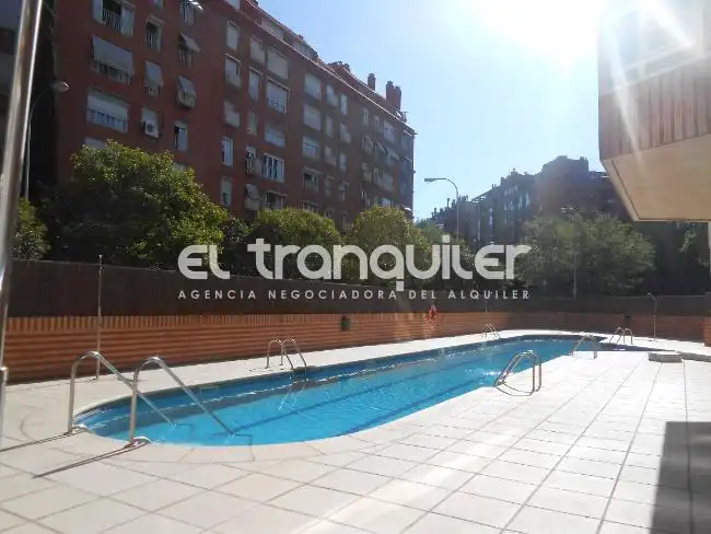 Schwimmbecken von Wohnung zur Miete in Madrid mit Parkett, Schwimmbad und Möbliert