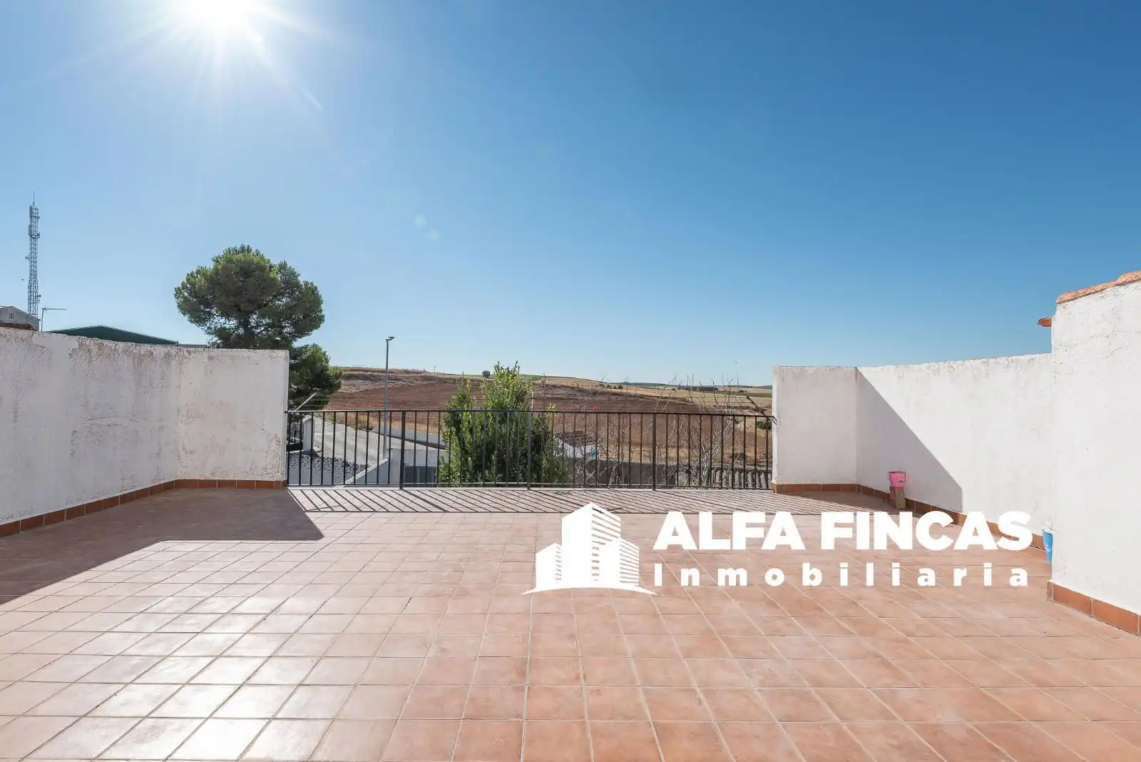 Vista exterior de Casa o xalet en venda en Tresjuncos amb Jardí privat, Terrassa i Traster