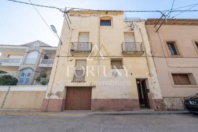 Casa adosada en Venta en Calle SANT ANTONI, 1 en Montbrió del Camp