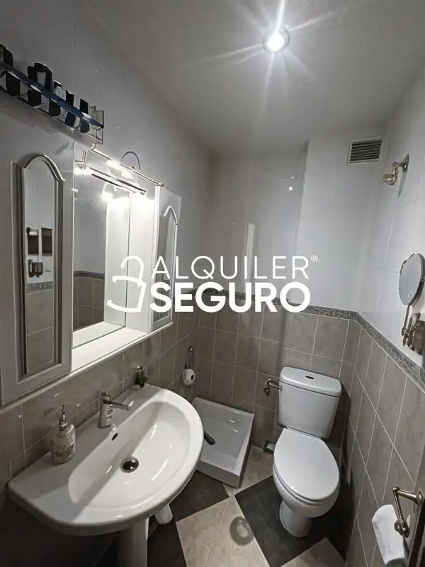 Habitación de Piso de alquiler en Granada con Terraza y Amueblado