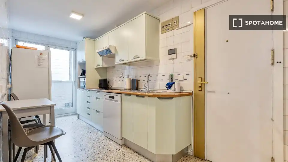 Kitchen of Flat for share in Madrid  with Air Conditioner, Terrace and Furnished