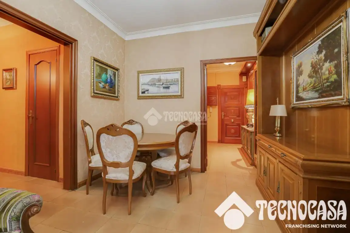 Comedor de Piso en venta en Barcelona con Calefacción y Balcón