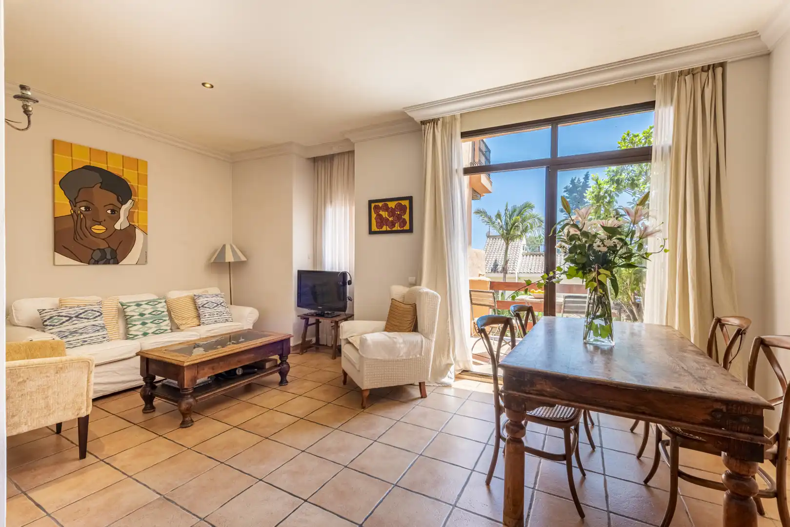 Wohnzimmer von Dachboden zum Verkauf in Estepona mit Abstellraum, Schwimmbad und Whirlpool