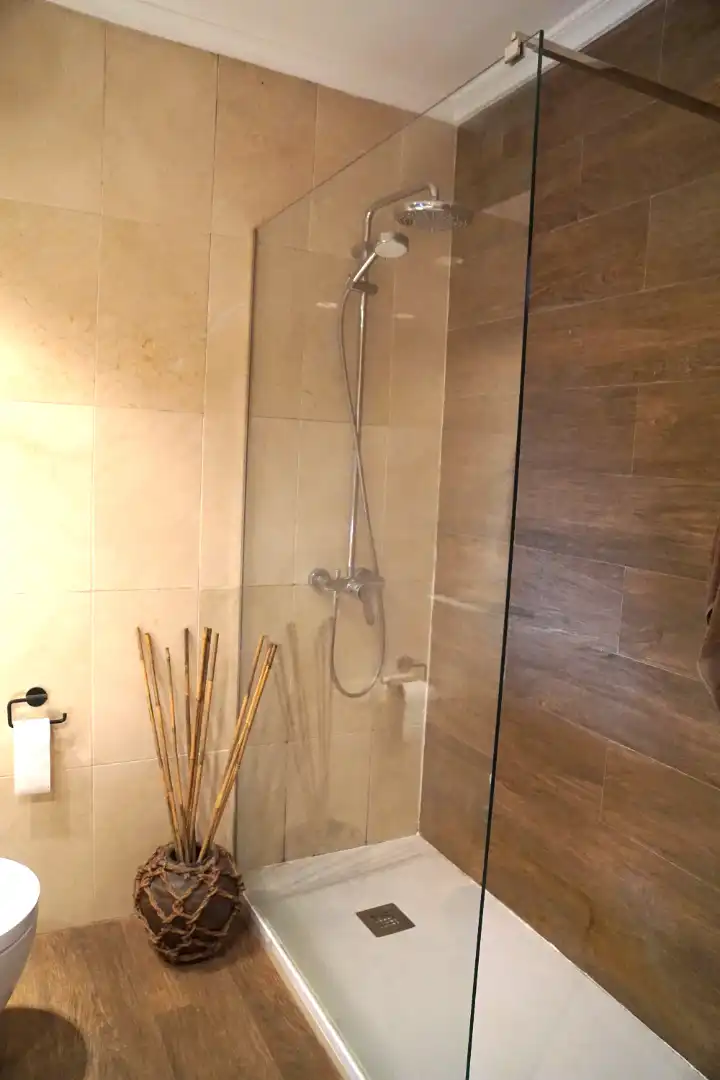 Badezimmer von Einfamilien-Reihenhaus zum Verkauf in Badalona mit Klimaanlage, Heizung und Privatgarten