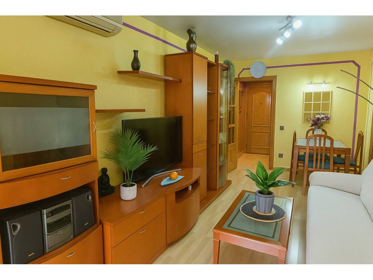 Sala d'estar de Pis en venda en Santa Coloma de Gramenet amb Aire condicionat, Parquet i Balcó