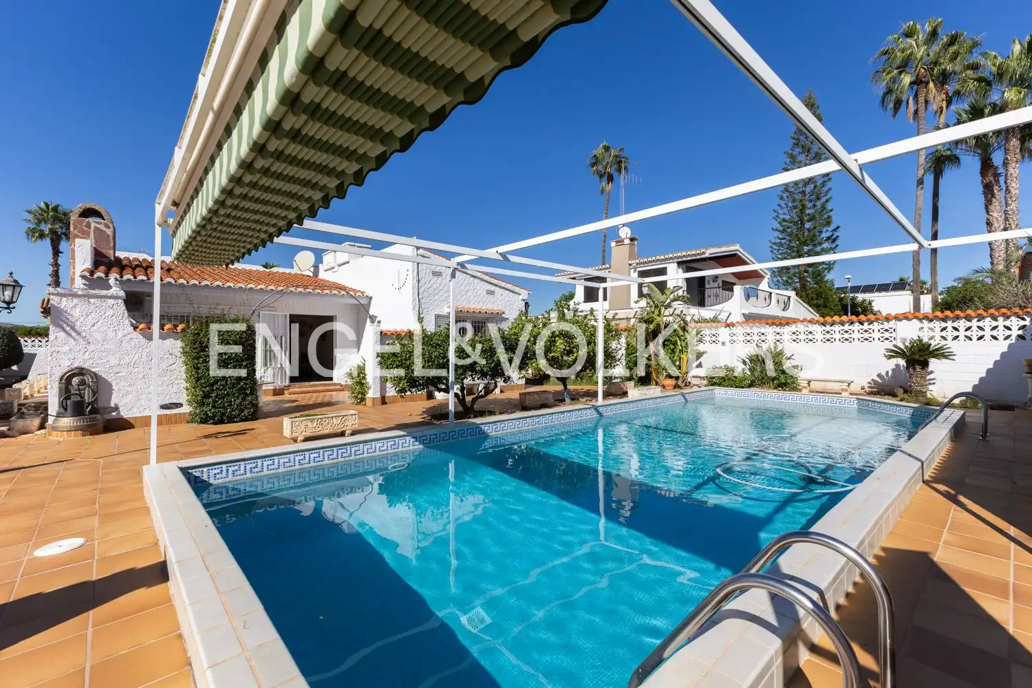 Vista exterior de Casa o xalet en venda en Sagunto / Sagunt amb Aire condicionat, Calefacció i Jardí privat