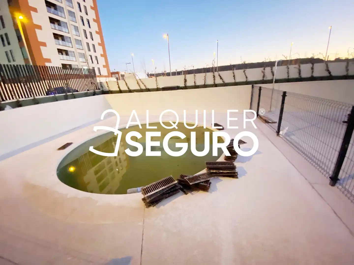 Swimming pool of Flat for rent in Madrid  with Air Conditioner, Heating and Terrace