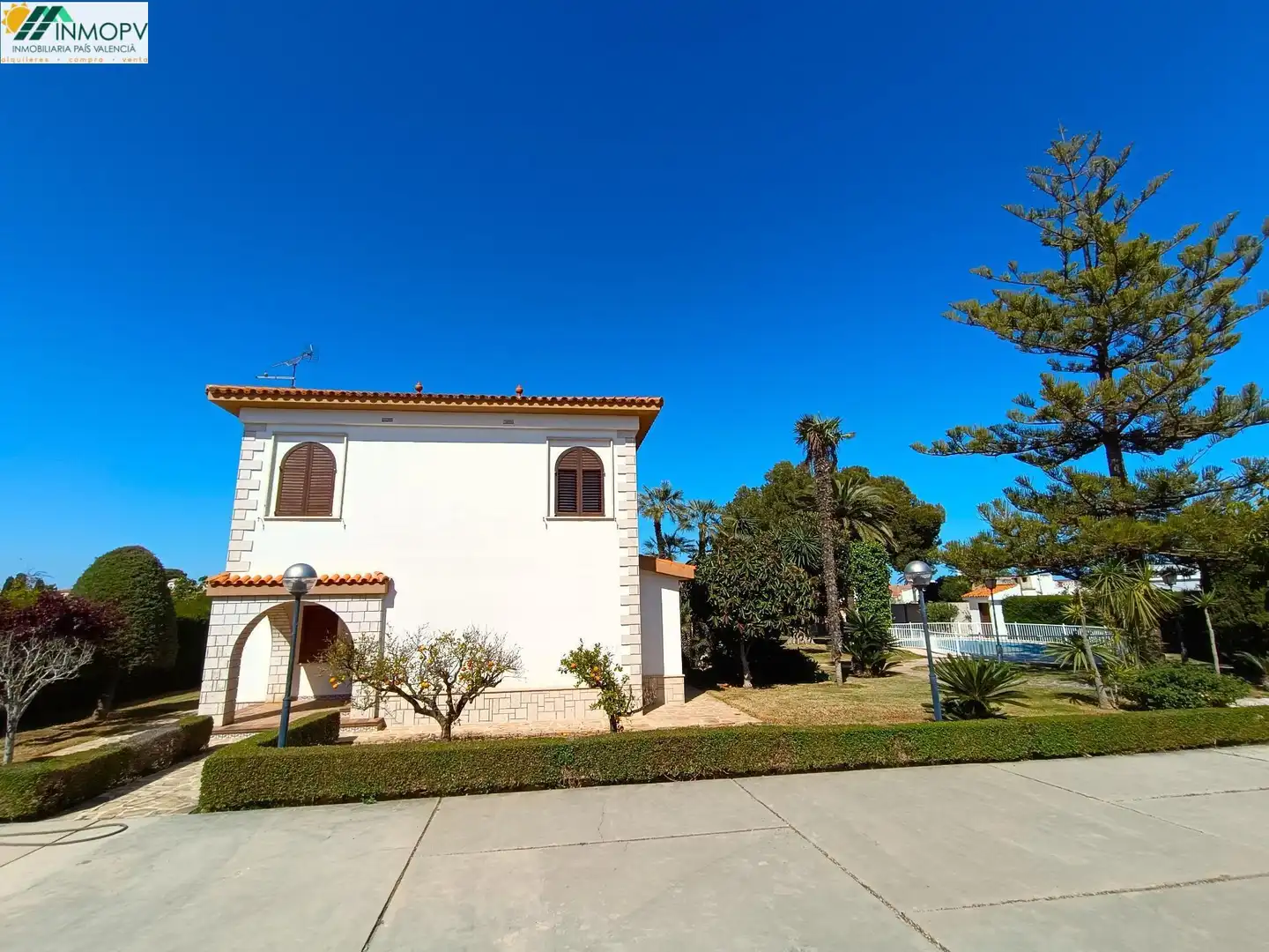Vista exterior de Casa o xalet en venda en Vinaròs amb Jardí privat, Terrassa i Traster
