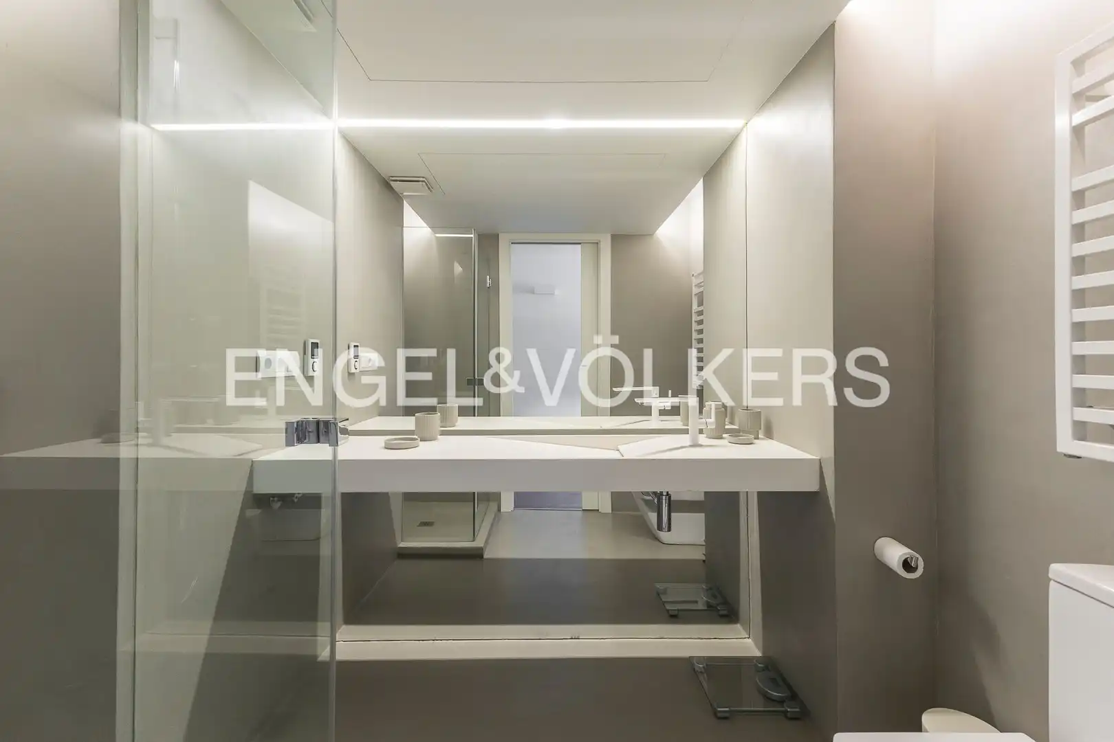 Badezimmer von Wohnung zur Miete in Barcelona mit Klimaanlage, Heizung und Parkett