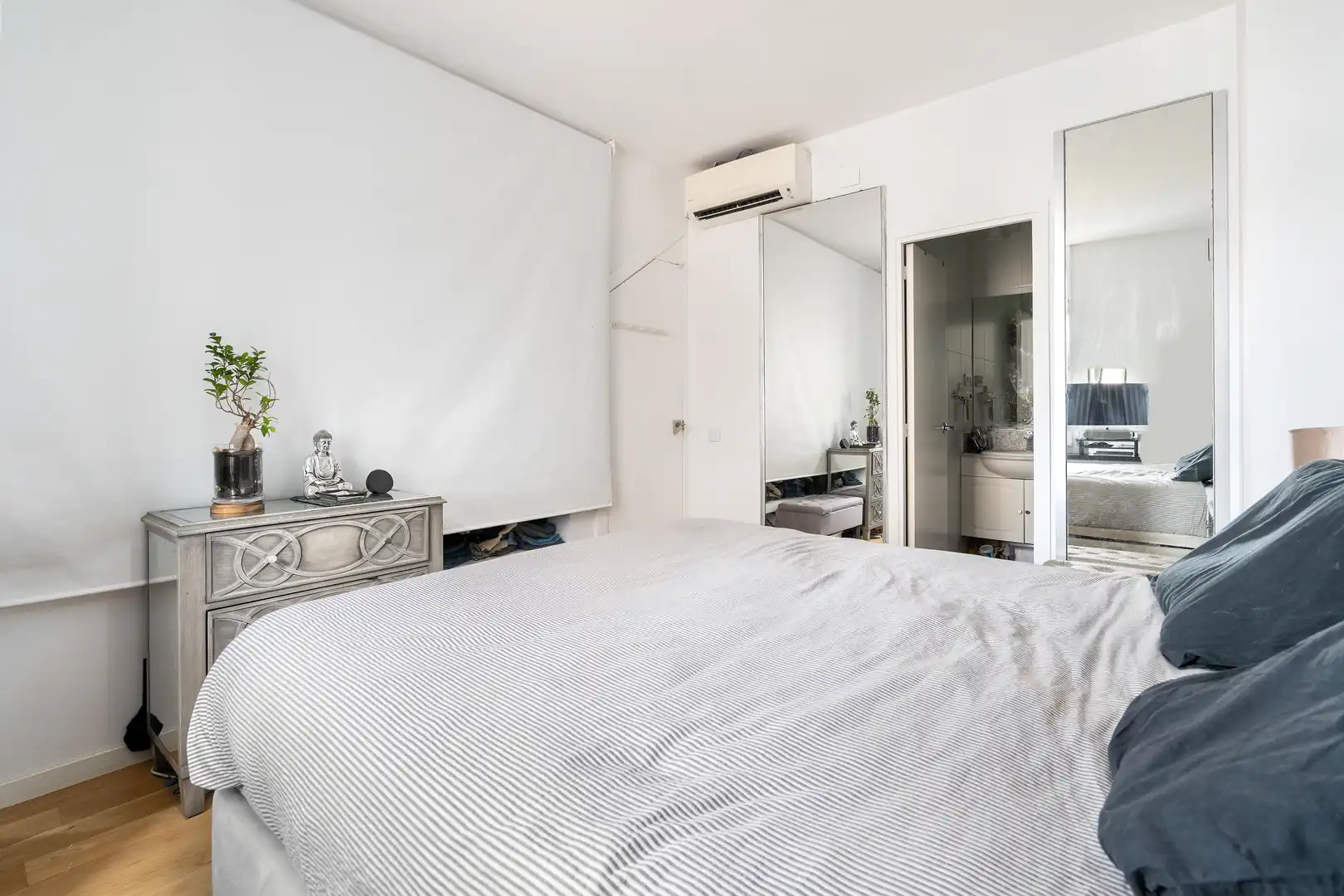 Schlafzimmer von Dachboden zum Verkauf in Barcelona mit Klimaanlage, Heizung und Parkett
