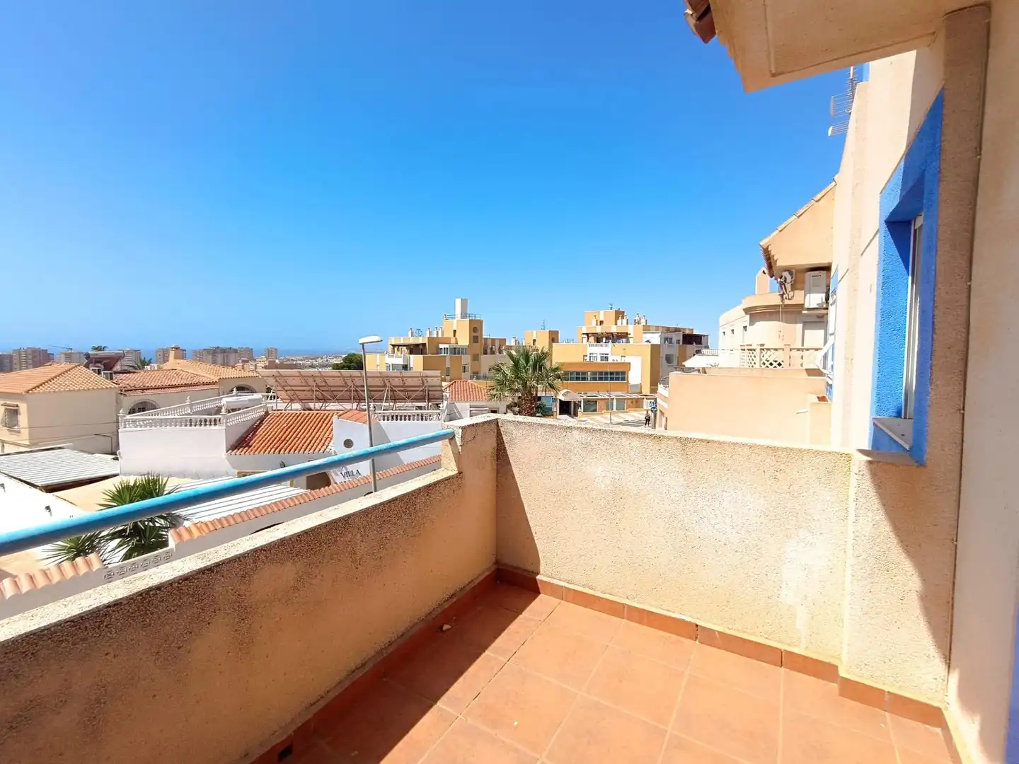 Vista exterior de Casa o xalet en venda en Roquetas de Mar amb Terrassa, Balcó i Piscina comunitària