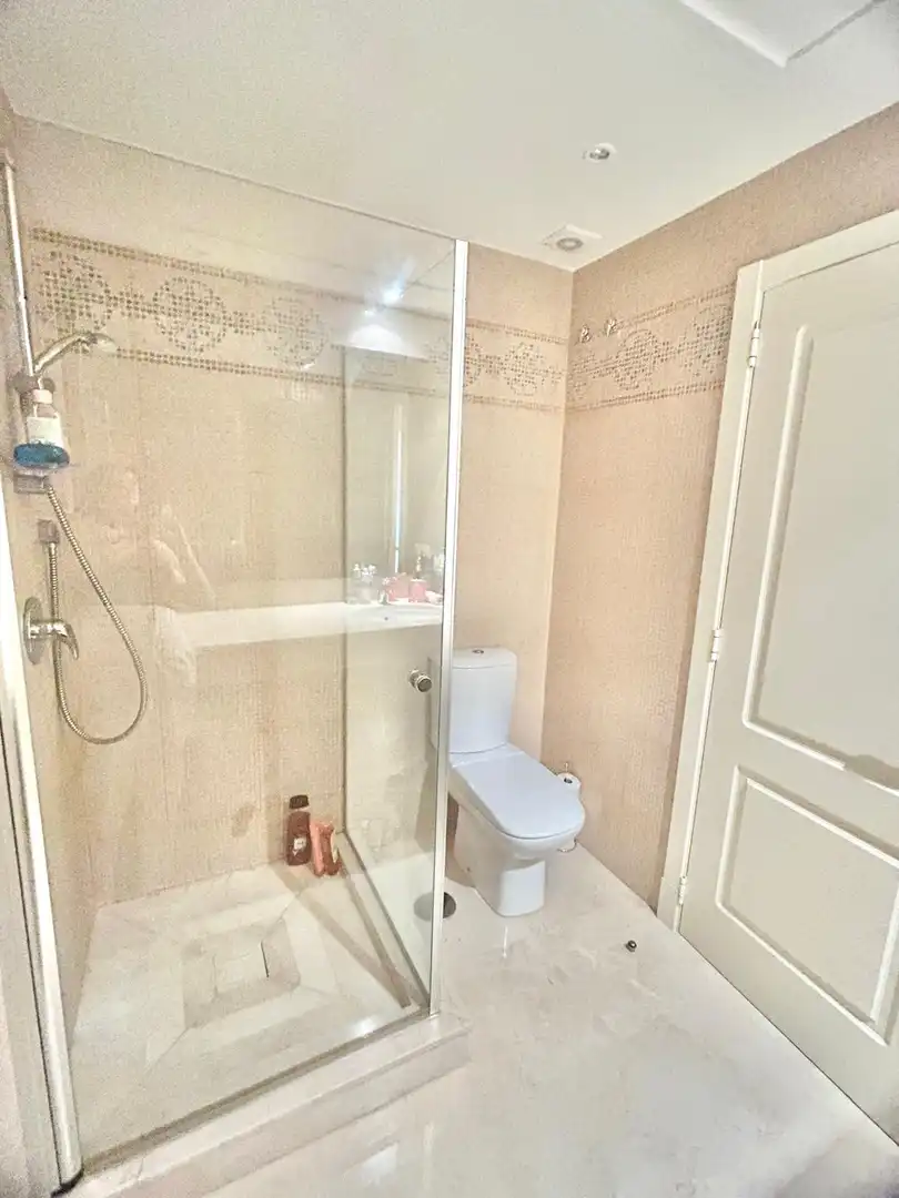 Badezimmer von Wohnungen zum Verkauf in Benahavís mit Klimaanlage, Terrasse und Abstellraum