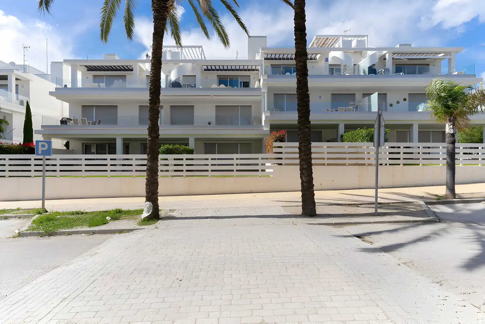 Vista exterior de Planta baixa en venda en Estepona amb Aire condicionat, Terrassa i Piscina