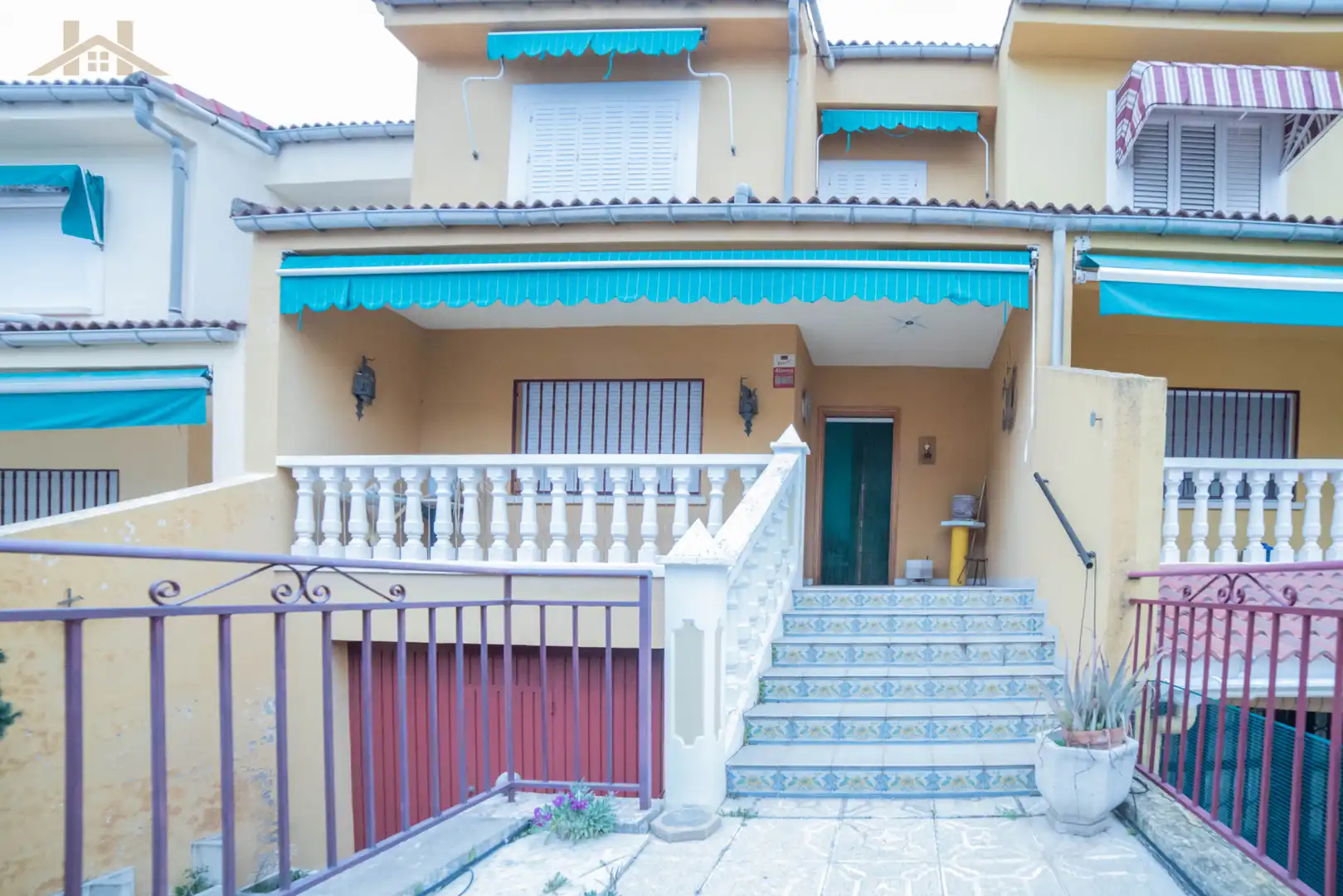 Vista exterior de Casa adosada en venta en El Tiemblo  con Aire acondicionado, Calefacción y Jardín privado