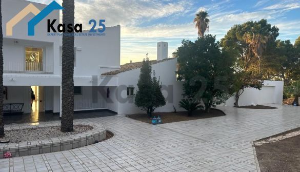 Vista exterior de Casa o xalet en venda en Altea amb Jardí privat i Piscina
