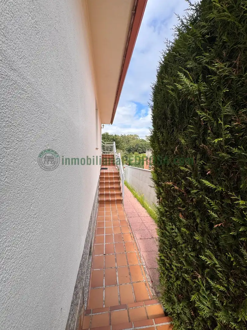 Vista exterior de Casa o xalet en venda en Pontevedra Capital  amb Calefacció i Jardí privat