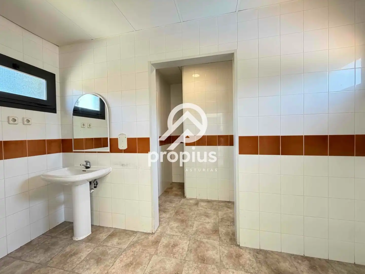 Badezimmer von Dachboden zum Verkauf in Llanes mit Heizung, Terrasse und Abstellraum