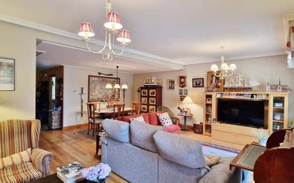 Sala d'estar de Casa adosada en venda en Irun  amb Terrassa i Balcó