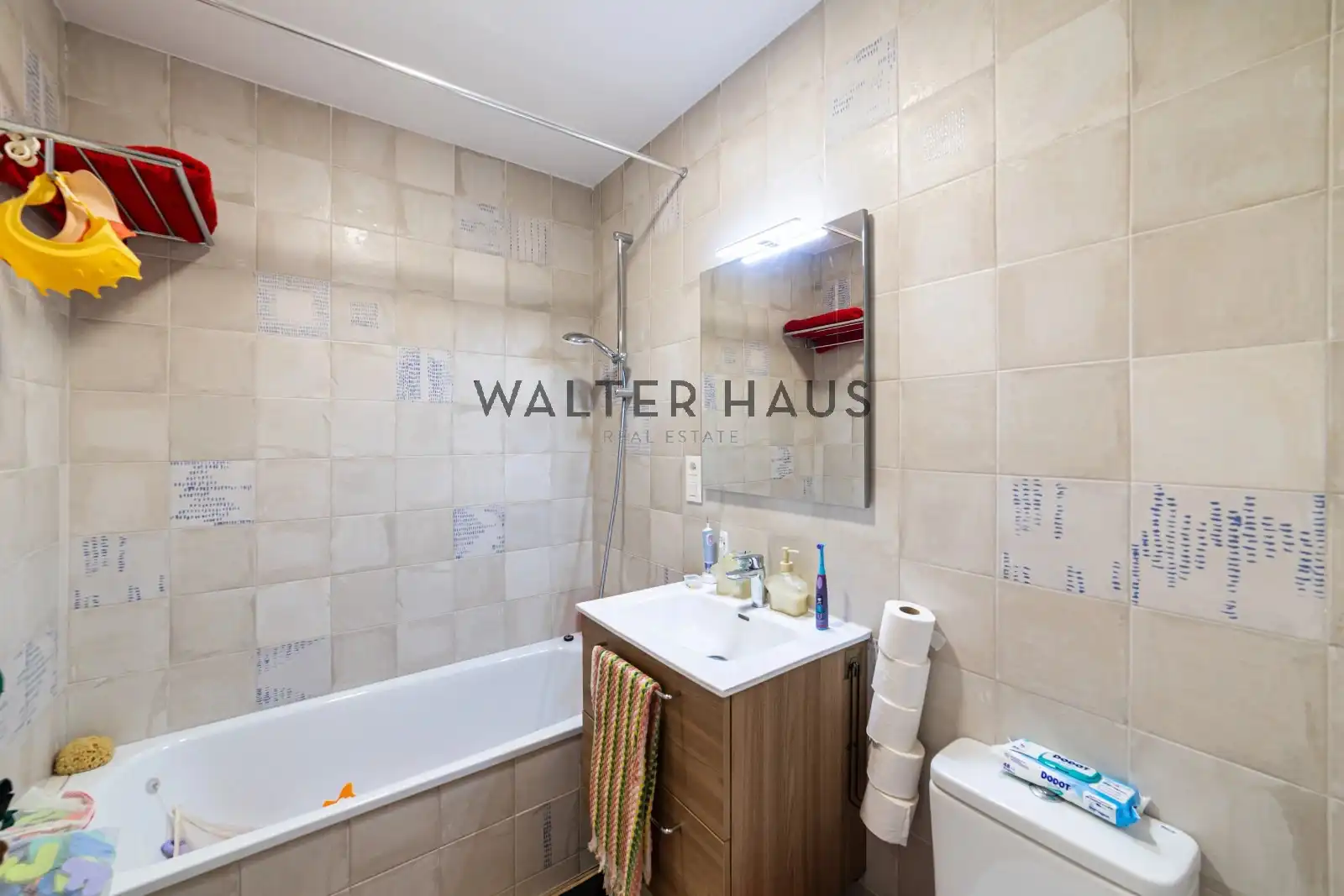 Bathroom of Flat for sale in Madrid  with Heating and Storage room
