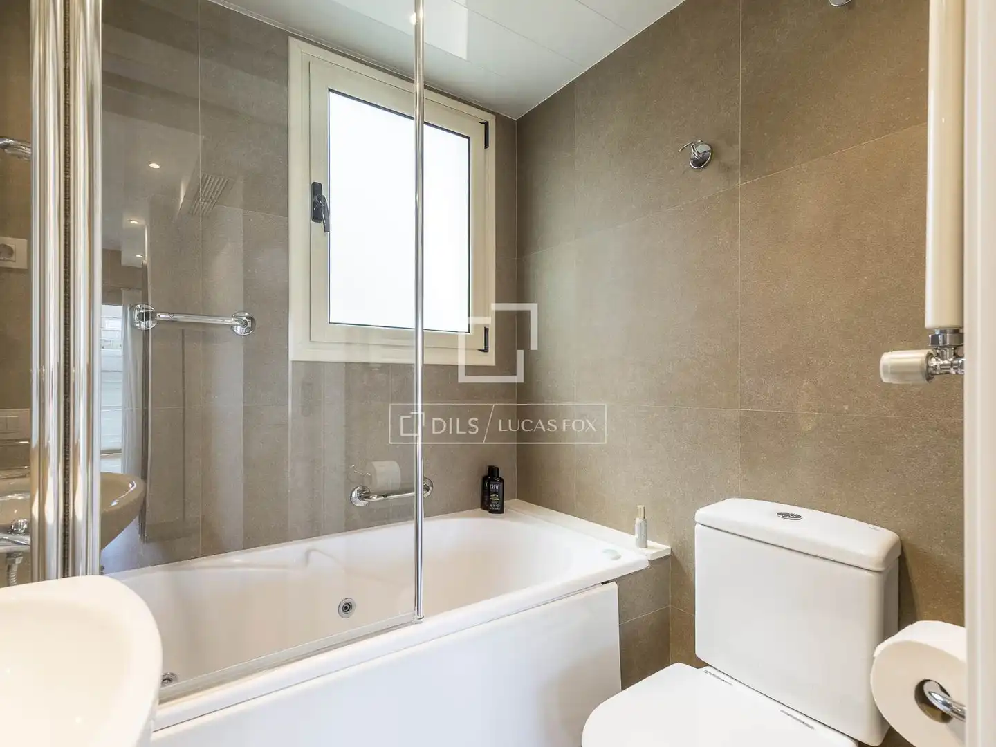 Baño de Ático en venta en Barcelona con Aire acondicionado, Calefacción y Trastero