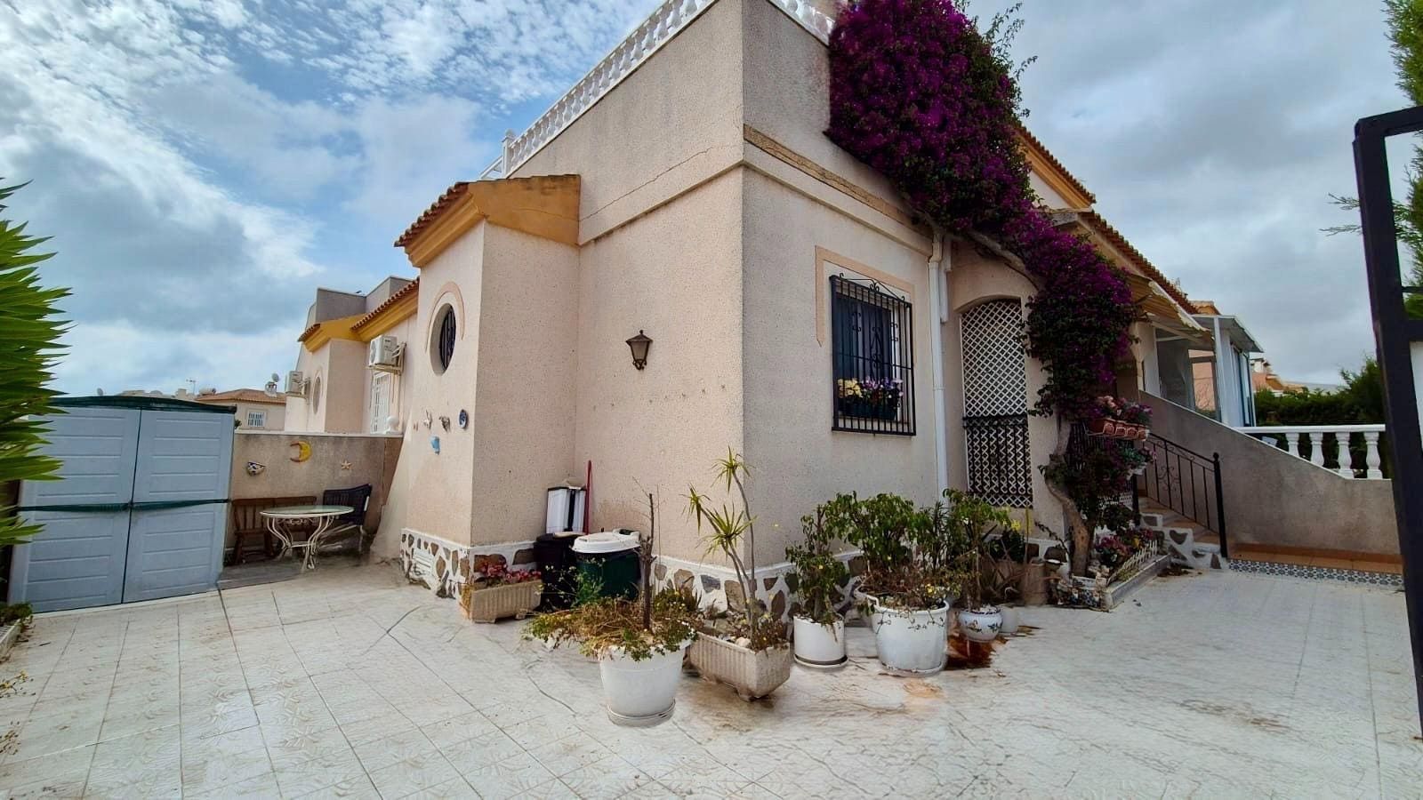 Exterior view of Single-family semi-detached for sale in Torrevieja  with Air Conditioner, Terrace and Furnished
