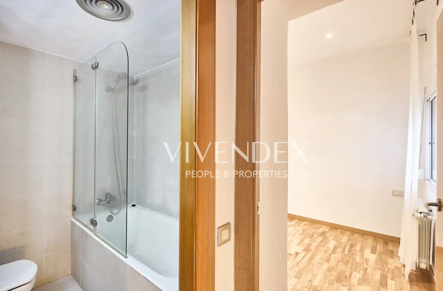 Bathroom of Flat for sale in Barcelona  with Heating, Parquet flooring and Balcony