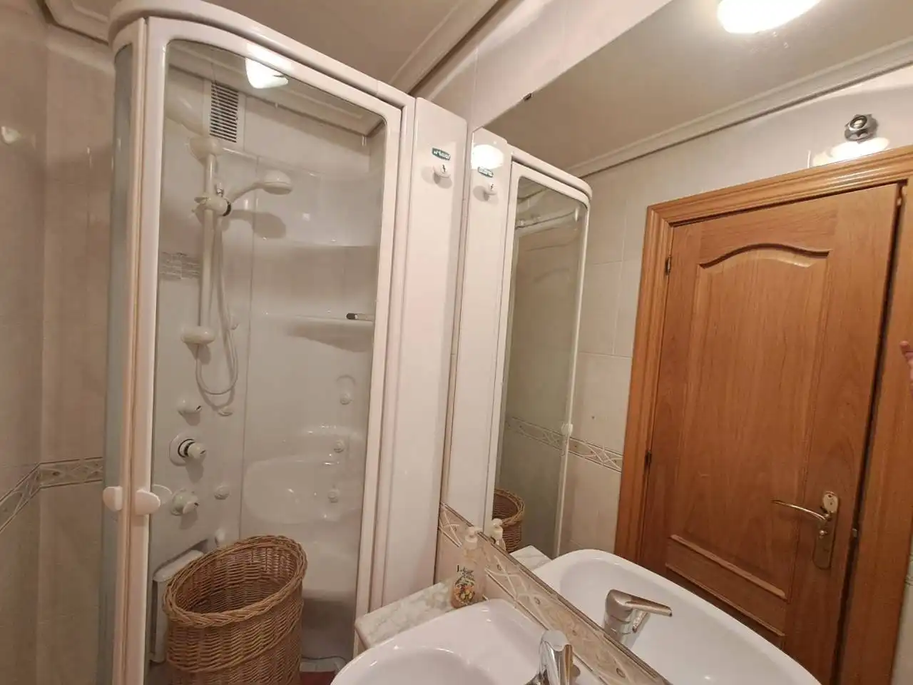 Badezimmer von Wohnung zur Miete in Burgos mit Heizung, Parkett und Abstellraum