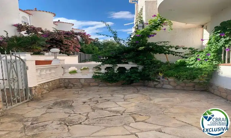 Jardí de Casa adosada en venda en Empuriabrava amb Traster i Moblat