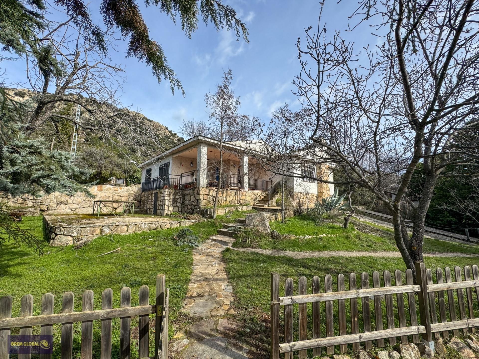 Vista exterior de Casa o chalet en venta en La Cabrera con Jardín privado, Terraza y Piscina